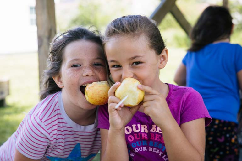 Children eating apples